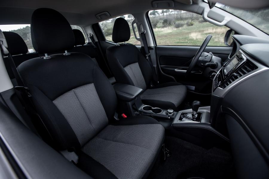 Интерьер Mitsubishi L200 Double Cab 2019 года  (CIS) (фото 5 из 40)